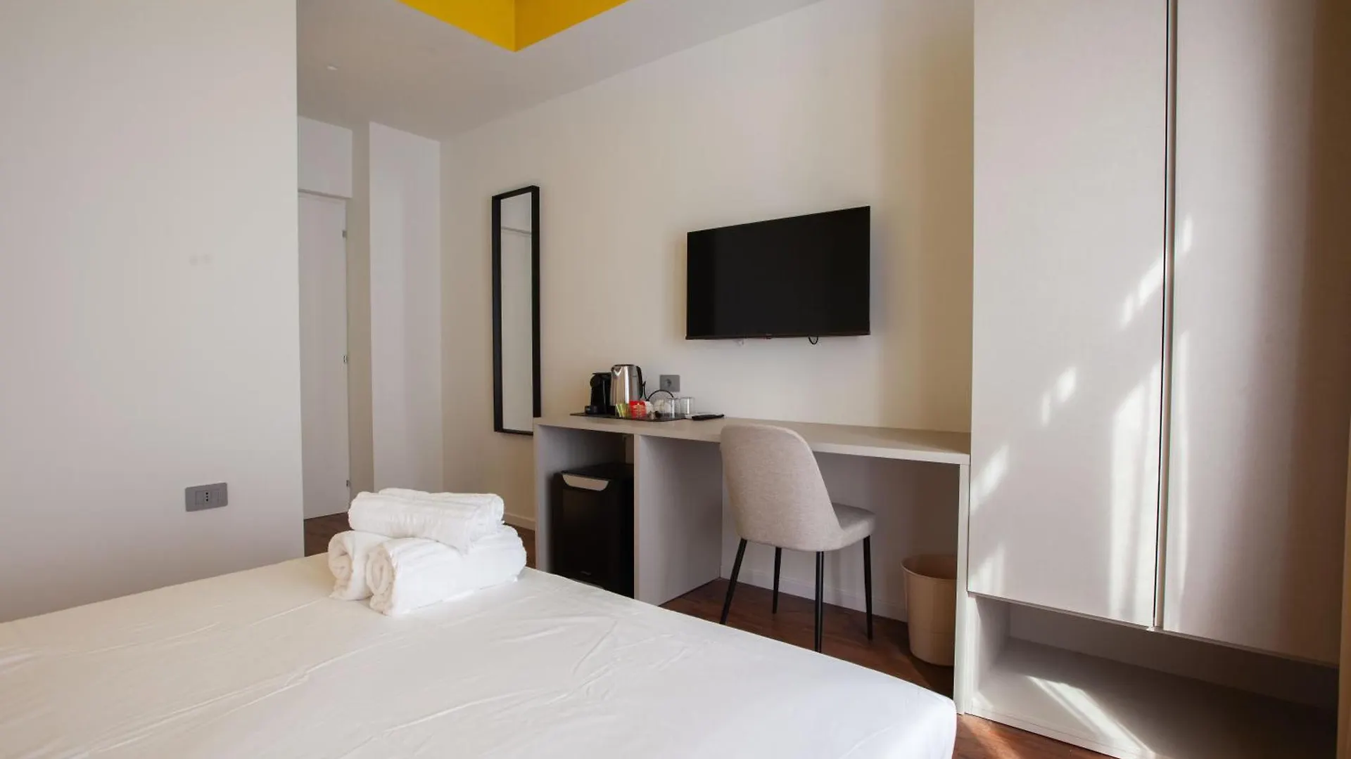 Cvm 19 Otel Milano 0*,  İtalya